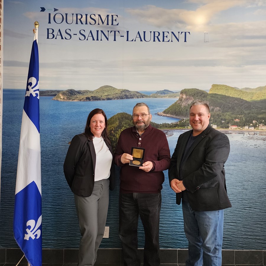 Pierre Laplante reçoit la médaille de la députée Amélie Dionne