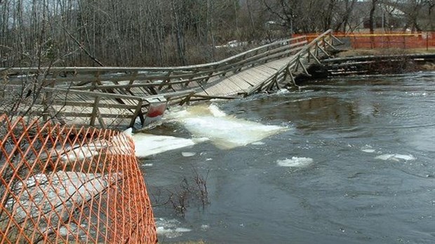 Le petit pont de Pohénégamook détruit par les eaux