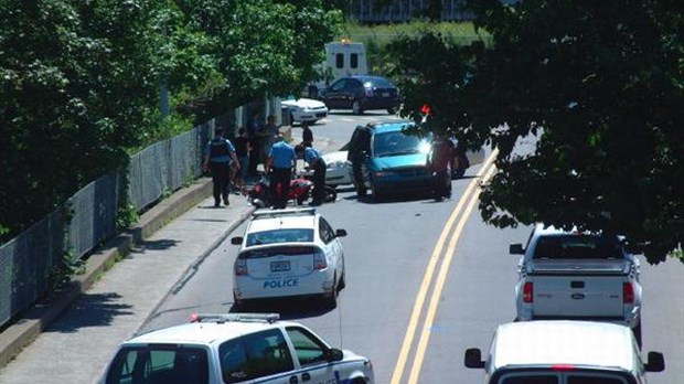 Un motocycliste frôle la mort