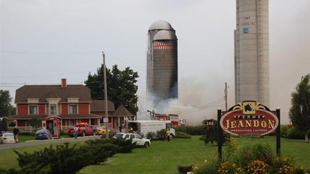 La ferme Jeandon brûle à St-Roch-des-Aulnaies