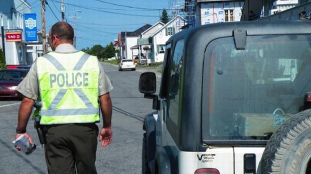 Les policiers de la SQ recueillent des renseignements