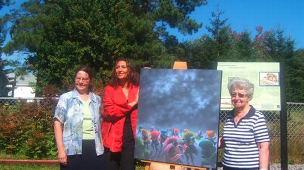 Une dame de Rivière-Bleue remporte une toile de Claude Théberge