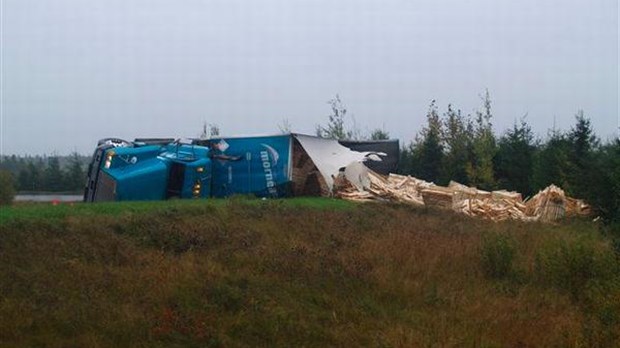 Un camion-remorque se renverse à Cacouna