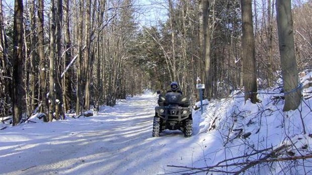 Deux personnes sur un VTT : c'est réglé