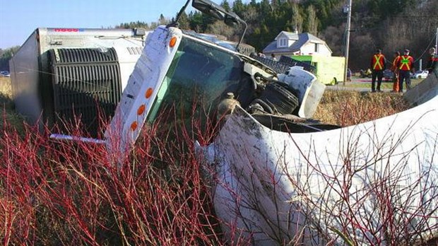 Un camion se renverse sur la route 132