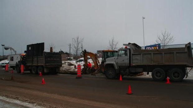 Conduite d'eau éclatée sur le boulevard Armand-Thériault