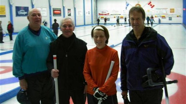 Deux équipes de curling dans un tournoi à Québec