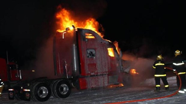 Le feu détruit un camion