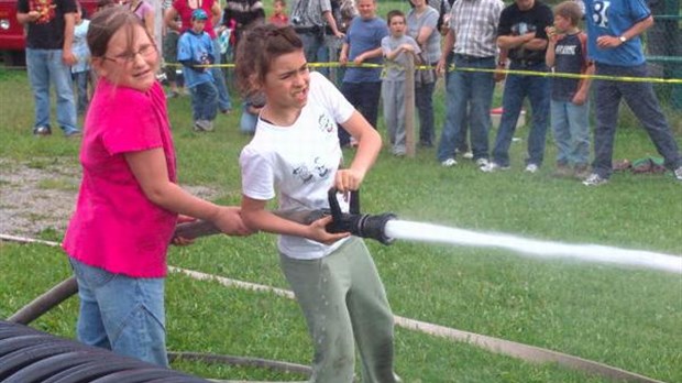 Des mini-pompiers chaussent de grandes bottes