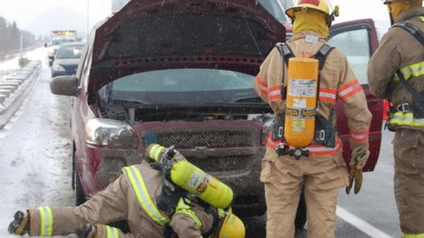 Véhicule en feu sur l'autoroute 20