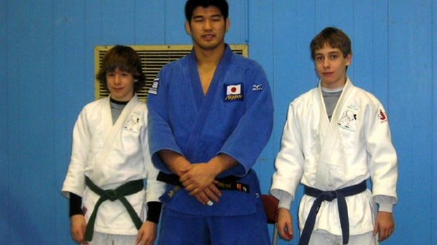 Deux judokas rencontrent un champion olympique