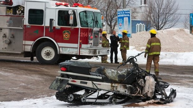 Une motoneige flambe au Petro-Canada