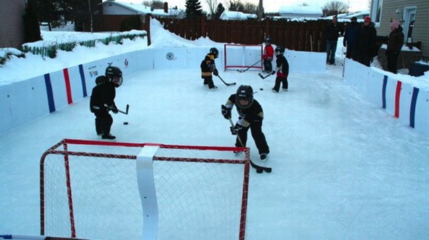 Une patinoire dans sa cour pour « tripper » avec les jeunes!