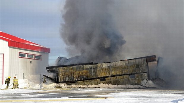 Violent incendie à l’aéroport de Rivière-du-Loup