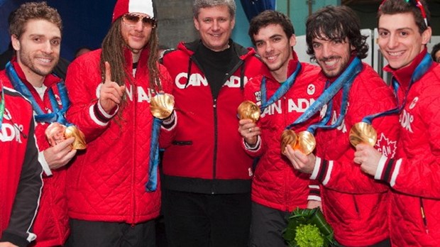 Stephen Harper félicite Guillaume et l'équipe du relais