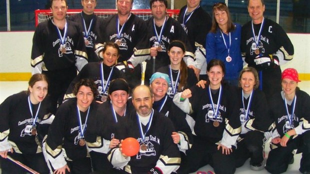 Médaillés aux Championnats provinciaux de ballon sur glace