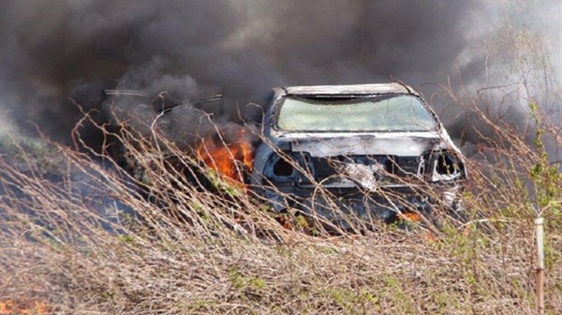 Chaumes et voiture en feu à Rivière-du-Loup