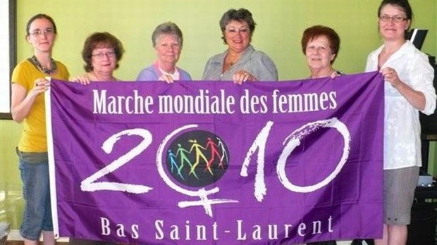 Un drapeau de la Marche Mondiale des Femmes hissé à l’hôtel de ville