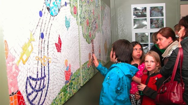 Une mosaïque illumine la grande salle de l’École La Croisée II