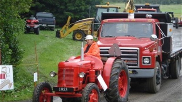 Concours de tire de tracteurs antiques à Saint-Arsène