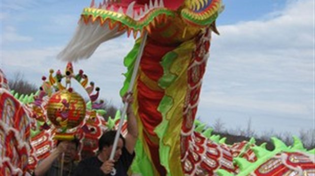 Un dragon traditionnel chinois dans les rues de Trois-Pistoles