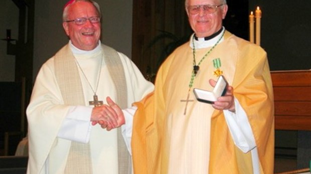 Mgr André Gaumond reçoit la Médaille d’or du Mérite diocésain