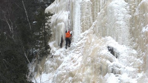 Spectaculaire démonstration d'escalade sur glace