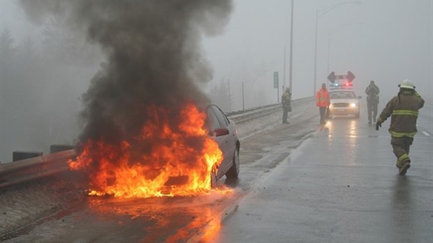 Un véhicule en feu sur l’autoroute 20