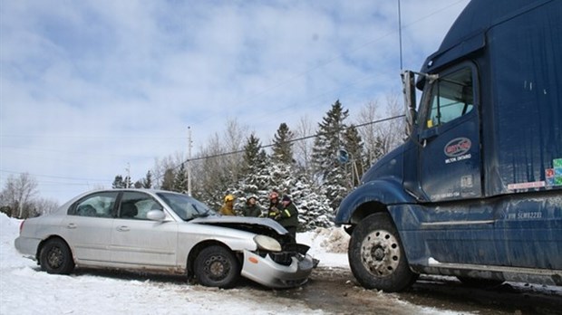 Collision entre un poids lourd et une voiture à Saint-Hubert