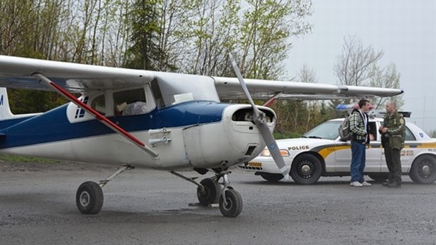 Un Cessna atterrit sur la route 185