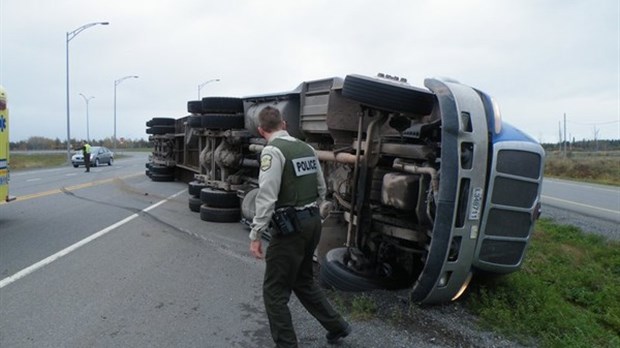 Un poids lourd se renverse sur le boulevard Industriel