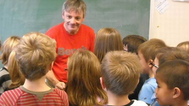 Un auteur jeunesse bien connu des enfants visite les élèves de Rivière-du-Loup