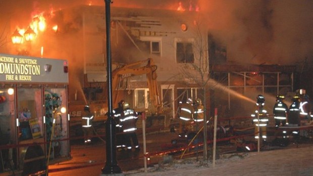 Violent incendie au centre-ville d'Edmundston