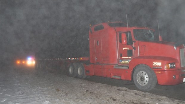 Un bloc de glace se détache d'un viaduc et tombe sur un camion