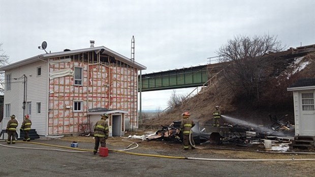 Hangar rasé par les flammes à Rivière-Trois-Pistoles