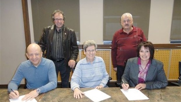 Signature de l'entente pour la rencontre des familles Landry