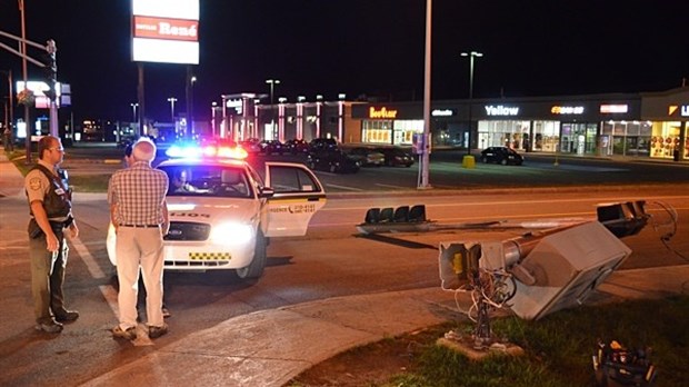 Feu de circulation fauché à Rivière-du-Loup