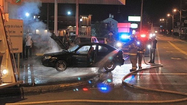 Véhicule en feu à Rivière-du-Loup