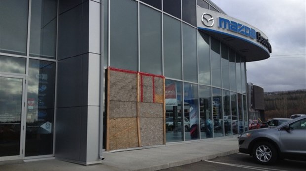 Beauchesne Mazda: une vitrine vole en éclats