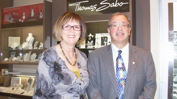 Hélène Pettigrew et Robert Savard , personnalités du mois de la Chambre de commerce