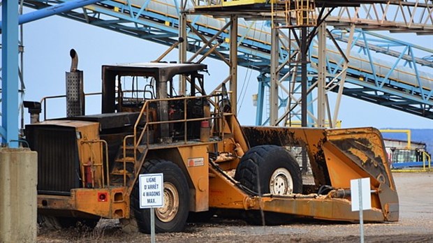 Bulldozer en feu chez F.F. Soucy