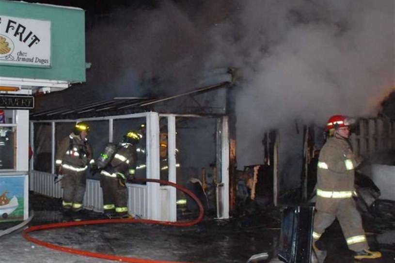 La cantine Chez Yvon ras e par les flammes