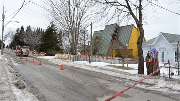 Une structure métallique s'effondre