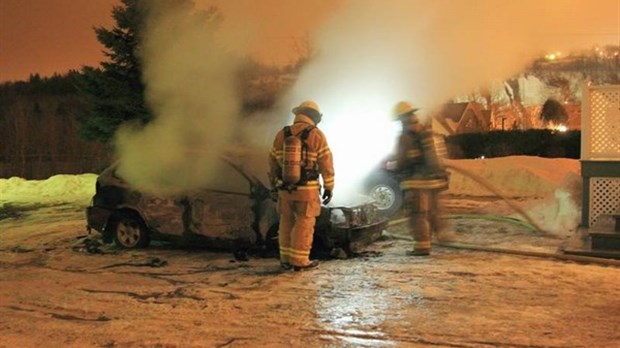 Une voiture flambe à Rivière-du-Loup