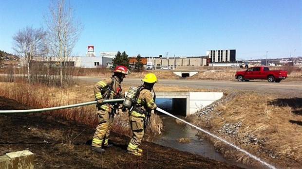 Feu de broussailles à Rivière-du-Loup