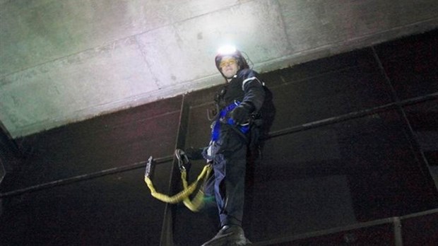 Les pompiers accrochés sous le pont Couturier