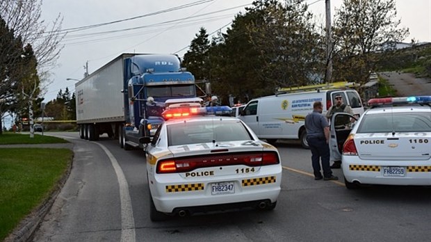 Un semi-remorque arrache des fils électriques