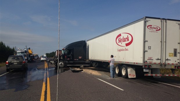 Collision entre deux poids lourds sur la route 185