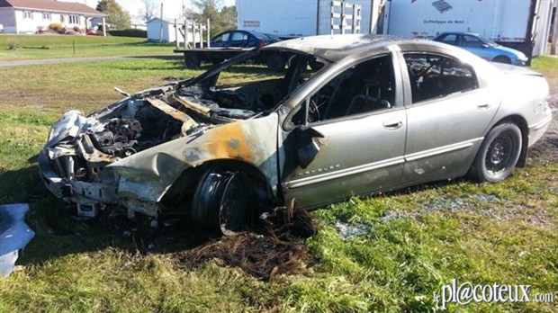 Une voiture prend feu à Sainte-Hélène