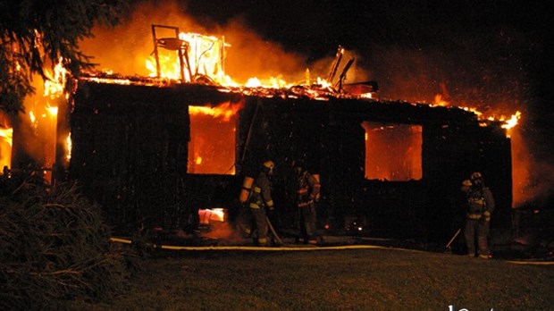 Maison ravagée par les flammes à Saint-Joseph